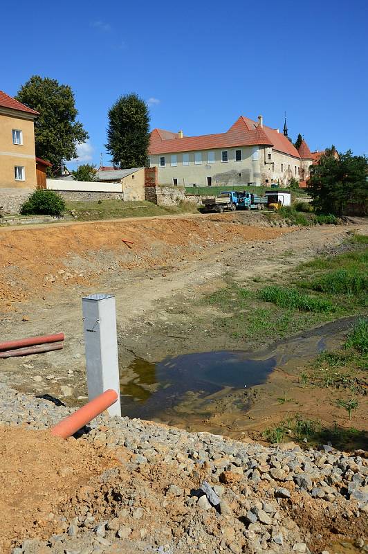 Rekonstrukce Pivovarského rybníka jde do finále, i když stavební povolení má akce až do května příštího roku. Snímek zachycuje situaci 3. září 2021.