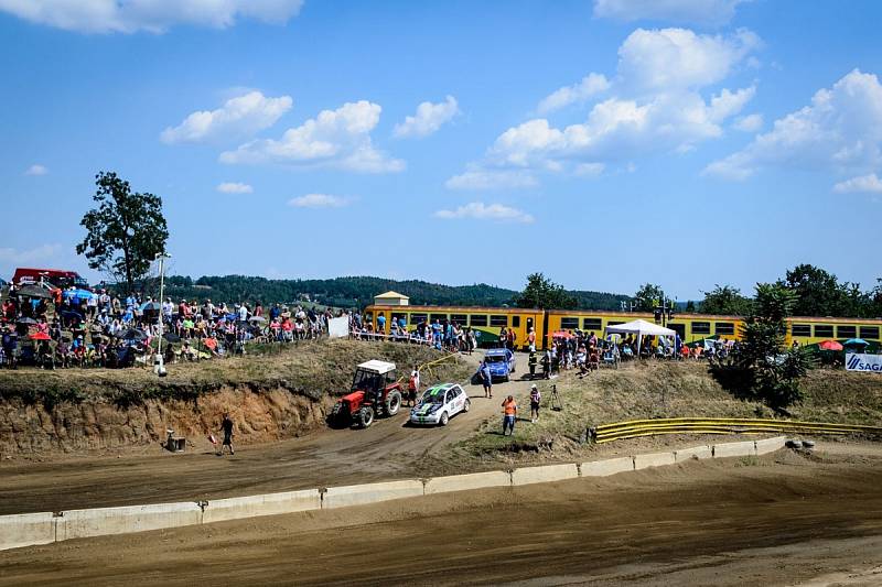 Mistrovství Zóny střední Evropy v autokrosu se uskutečnilo o víkendu 14. a 15. července v Poříčí nad Sázavou. O dramatické situace a kolize nebyla nouze.