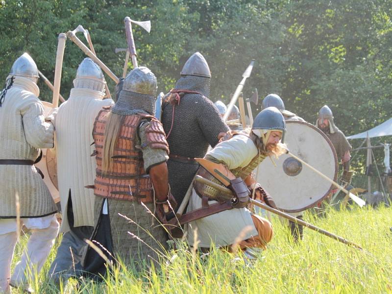 V Brdečném u Neveklova se sešli středověcí válečníci už posedmé.