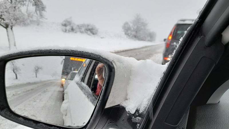 Sněhem zapadaná silnice II/112 u Struhařova