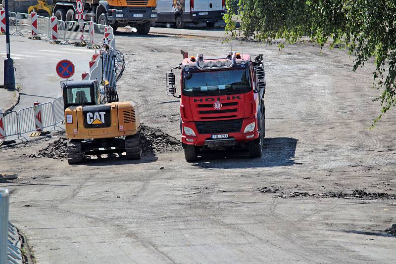 Výstavba okružní křižovatky u benešovské sokolovny.