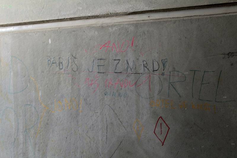 Projevy vandalismu v parkovacím domu v Nádražní ulici v Benešově.