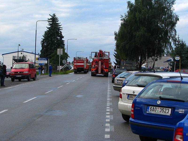 Nehoda autobusu a osobního auta v Křižíkově ulici.