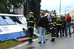 Nehoda autobusu a osobního auta v Křižíkově ulici.