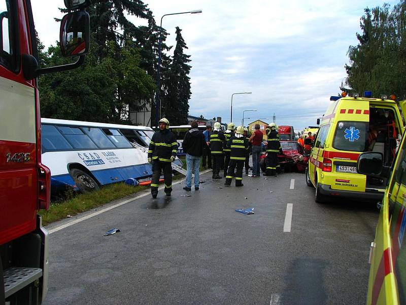 Nehoda autobusu a osobního auta v Křižíkově ulici.