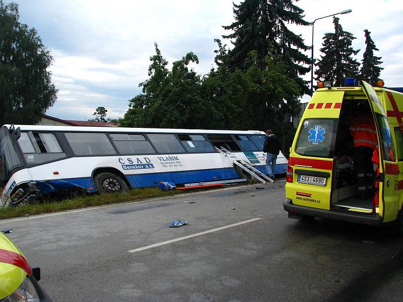 Nehoda autobusu a osobního auta v Křižíkově ulici.