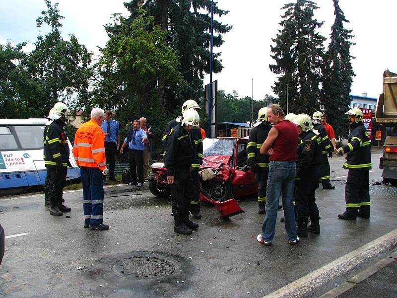 Nehoda autobusu a osobního auta v Křižíkově ulici.