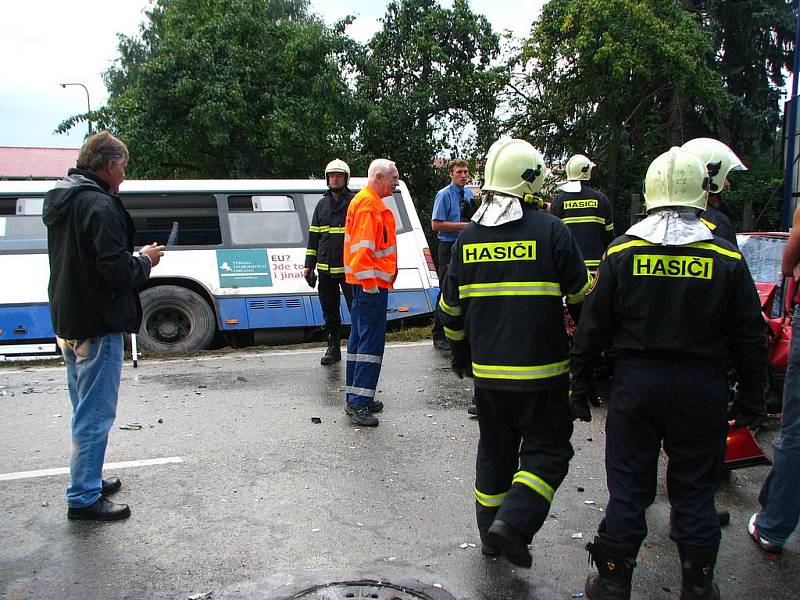 Nehoda autobusu a osobního auta v Křižíkově ulici.