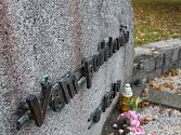 Hrob padlých sovětských vojáků na bystřickém hřbitově devastují zloději.