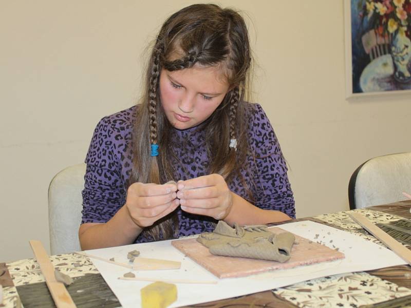 Děti trávily podzimní prázdniny v turnaji kuželek či modelováním z keramické hlíny.