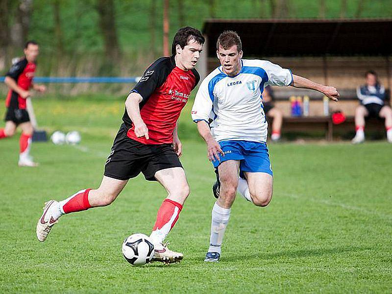 Hostomický Václav Kuba (u míče), autor rozhodujícího gólu, se snaží přejít přes nespeckého Martina Buriana.