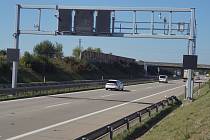 Radary u Prahy poblíž Jesenice a Modletic jsou umístěné na portálech přes dálnici.