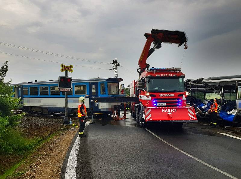 Střet autobusu a vlaku na železničním přejezdu u obce Struhařov 14. června 2020