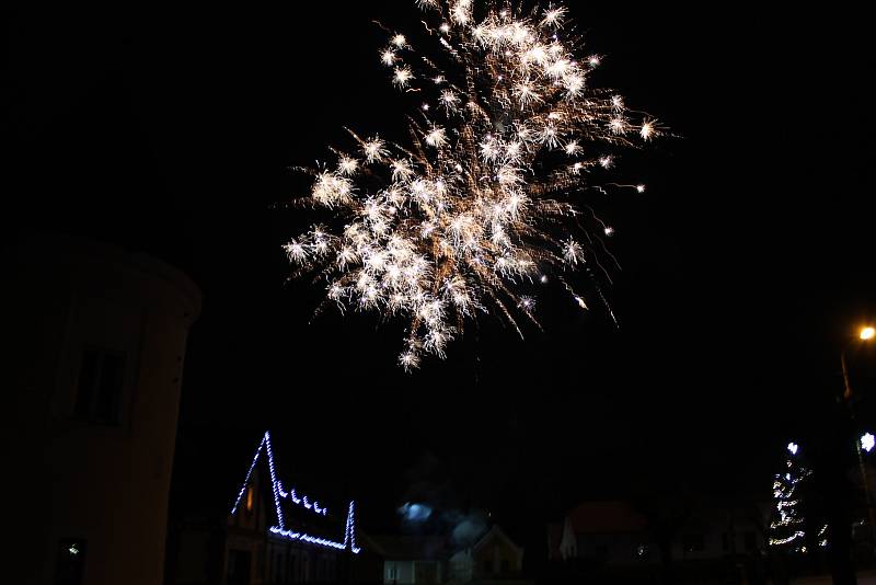 Noční nebe nad Louňovicemi pod Blaníkem ozdobily silvestrovské ohňostroje.