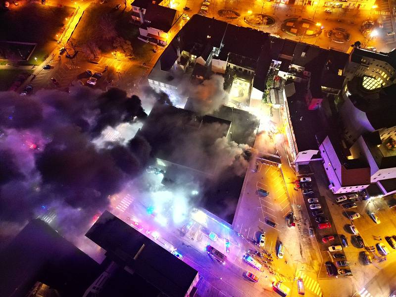 Požár obchodního domu Hvězda v centru Benešova 14. listopadu 2022.