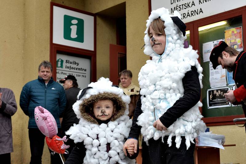 Masopustní maškarní průvod odstartoval v neděli 3. března od Kláštera v Sázavě, aby za zvuku živé muziky zakrátko dorazil na místní náměstí.