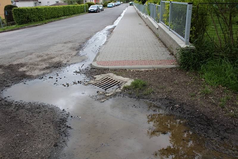 Udržet vodu v městské krajině pomůže v Týnci nad Sázavou výstavba tůněk na strouze mezi garážemi a ulicí K Zeleným vratům.