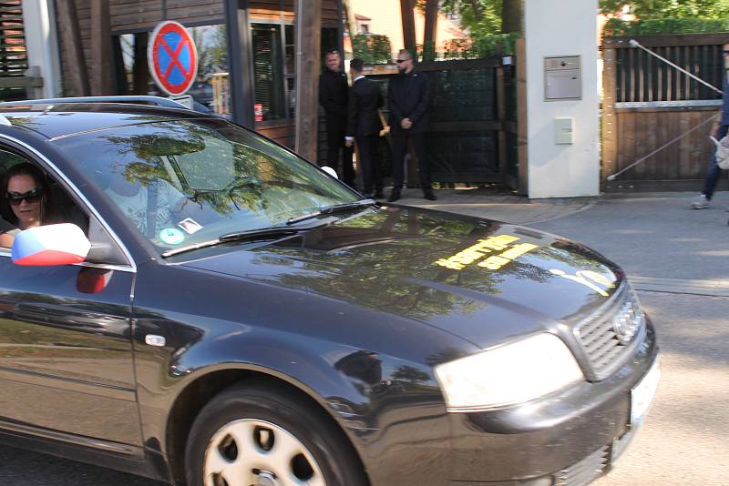 Protest proti Andreji Babišovi v době jeho svatby na Čapím hnízdě.