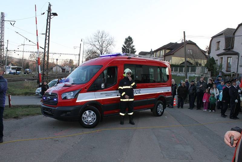 V Heřmaničkách křtili nové hasičské auto.