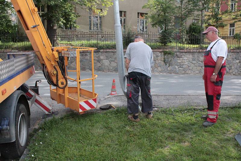 Odstraňování následků dopravní nehody v Máchově ulici v Benešově.