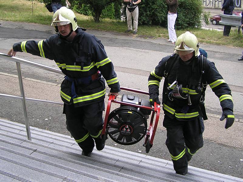 Hasiči přinášejí ventilátor. 