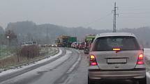 Situace na silnici číslo 106 u Chlístova v pondělí 19. listopadu ráno, kolem osmé hodiny.