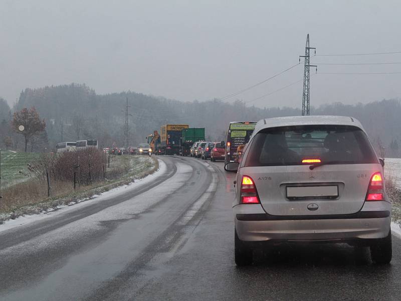 Situace na silnici číslo 106 u Chlístova v pondělí 19. listopadu ráno, kolem osmé hodiny.