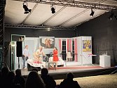 Na Letní scéně v Líšně odehrálo divadlo Bouře v srpnu dvě představení - Jenom život a Smím prosit.