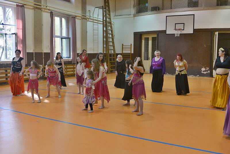Příznivci orientálního tance se sešli v sobotu 18. května v Sázavě, aby zde v místní sokolovně navštívili vystoupení dvaceti členek kroužku orientálního tance.