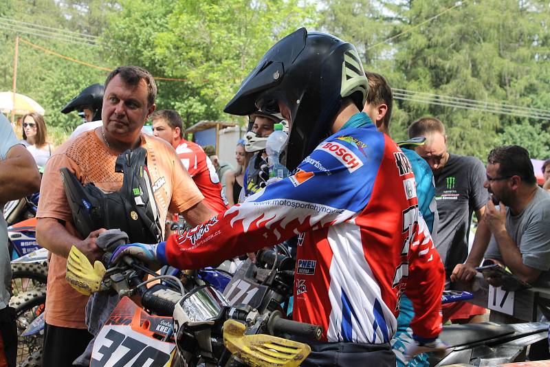 Po rozpravě s jezdci následovaly první a druhé finálové jízdy kategorií hobby MX2, veterán, hobby MX1, 85 ccm, MX2 a MX1.