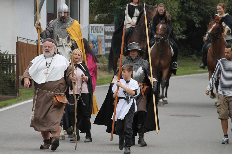 Průvod se svatým Václavem přivítalo obecenstvo pod Blaníkem.