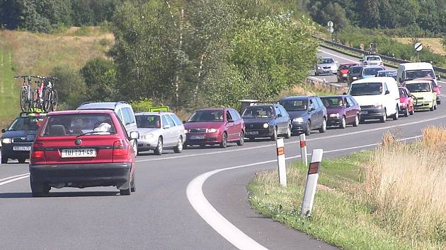Hlavní silnice I/3 je na Benešovsku každý den přetížená a v dopravních špičkách zahlcená. Příčinou častých kolon ani nemusí být nehoda či práce na silnici