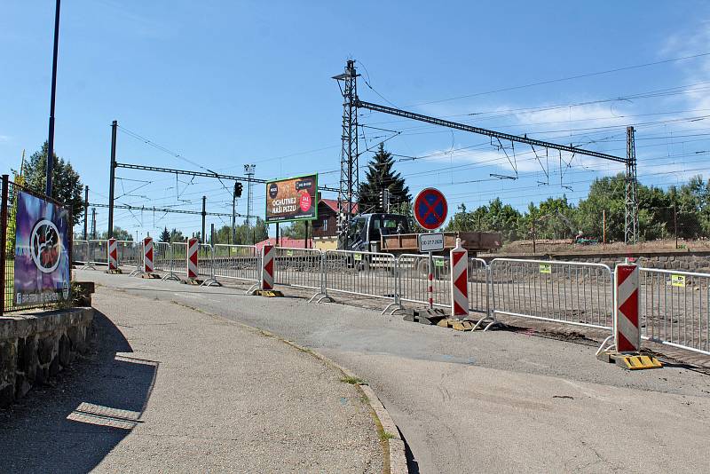 Výstavba okružní křižovatky u benešovské sokolovny.