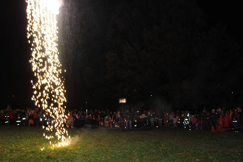 Mateřské centrum Hvězdička pořádalo Halloweenský lampionový průvod.