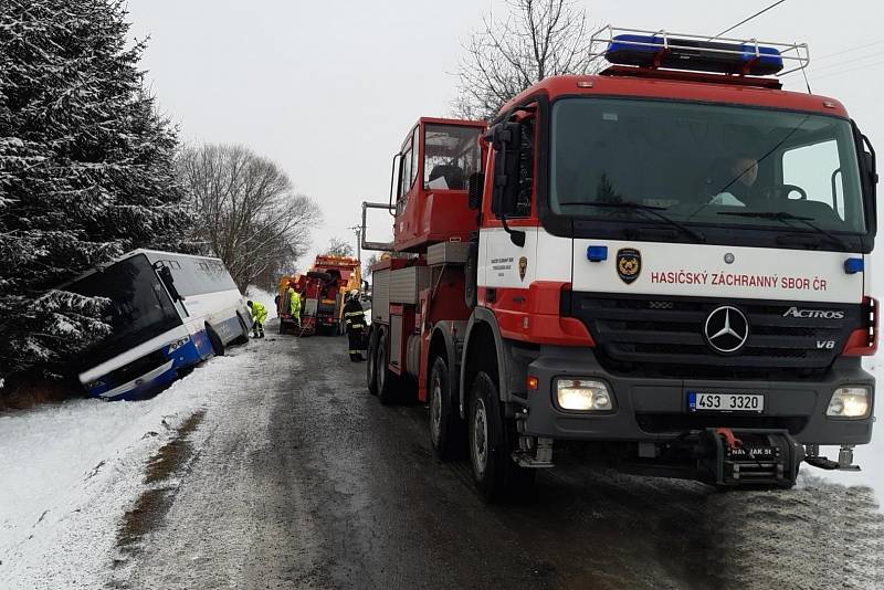 Vyproštění havarovaného autobusu u Otročic.