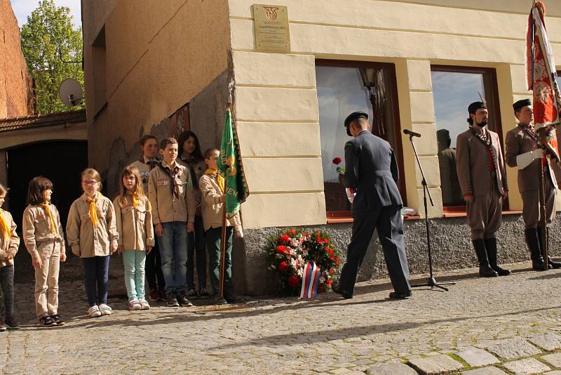 Pamětní plaketa zdobí od úterý 9. května rodný dům významného českého letce a armádního plukovníka Josefa Příhody.