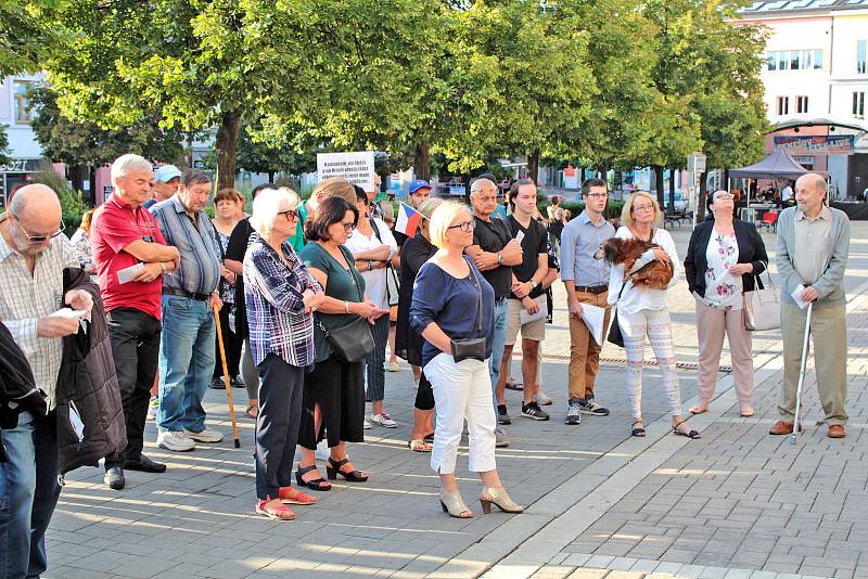 Milion chvilek pro demokracii na benešovském Masarykově náměstí 21. srpna 2019.