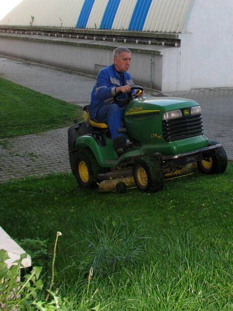 Jarní úklid trávníků a sekání travnatých ploch je v Benešově už v plném proudu