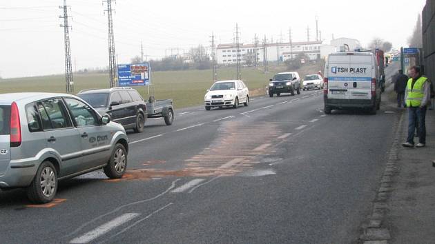 Úterní nehoda na silnici I/3 u Benešova zpozdila stovky motoristů.