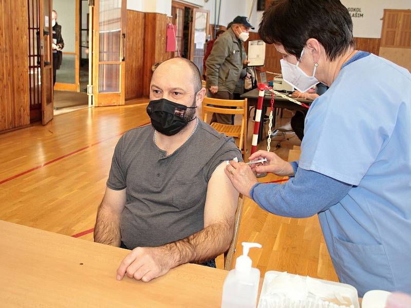 Očkování proti koronaviru v sokolovně ve Vlašimi.