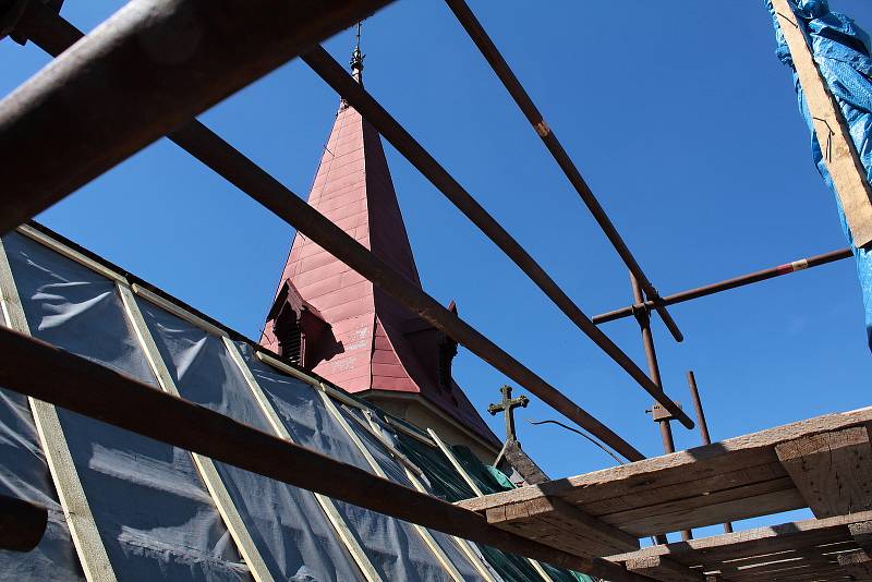 Z rekonstrukce střechy kostela sv. Šimona a Judy v Arnoštovicích.