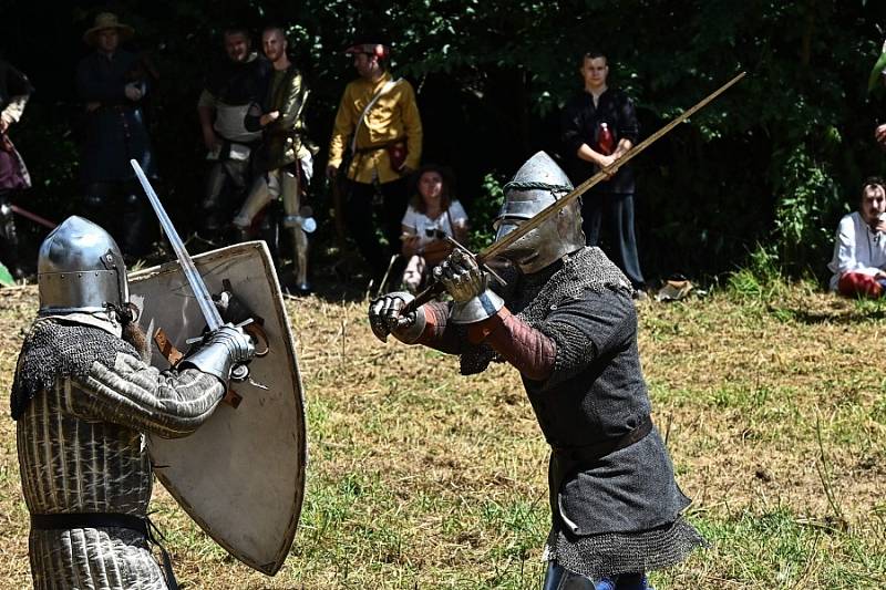 Jak těžký život byl ve středověku, se mohli přesvědčit návštěvníci 5. ročníku Historického festivalu, který se konal v sobotu 31. července na tvrzi Mrač na Benešovsku.