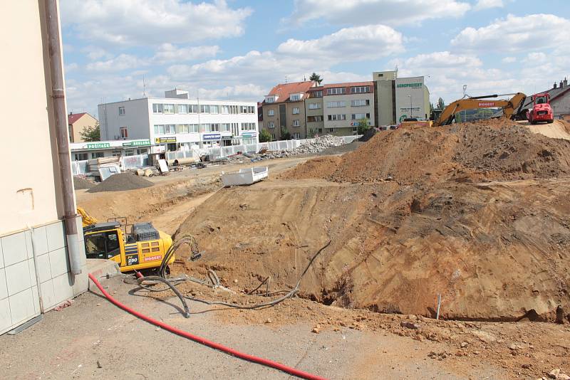 Budování dopravního terminálu v polovině července 2019.