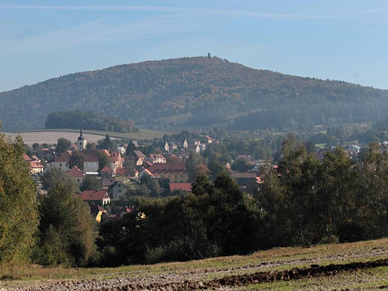 Hora Blaník s Louňovicemi v popředí.