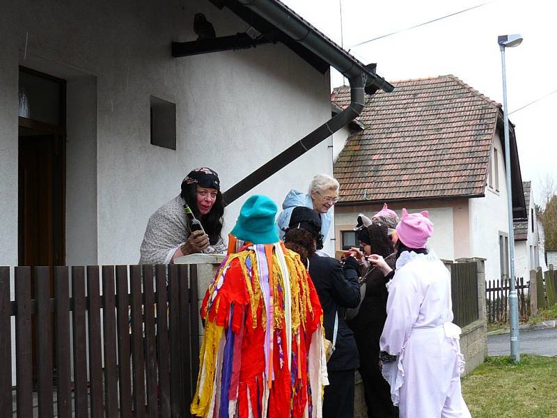 Masopust zahájili také v Pyšelích, a to tradičním průvodem masek.