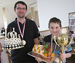 Vítězové turnaje rodinných dvojic v Pravoníně. Tomáš Vojta s teprve desetiletým synem Jakubem. 
