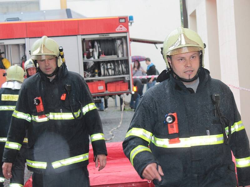 Prověřovací hasičské cvičení na benešovské radnici.