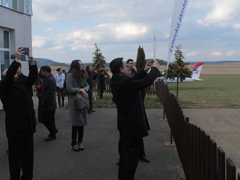 Sečuánská delegace s viceguvernérem provincie Liou Ťie a prezidentem letecké společnosti Sichuan Airlines Li Cha-jing jednala v Nesvačilech o výcviku pilotů a montáži sportovních letadel v Číně. 