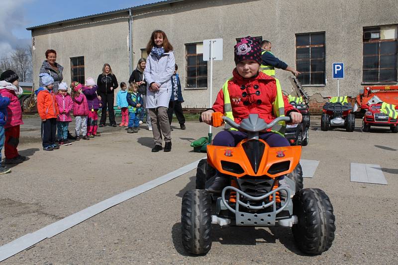 Mobilní hřiště navštívilo obec Ratměřice. Děti si tak mohly vyzkoušet silniční provoz v praxi.