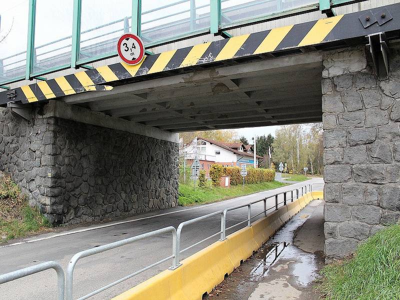 Mosty na silnici I/3 projdou do opravou která má skončit na začátku září. Poškozuje je těžká doprava na nich i pod nimi.